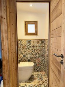 Gorgeous Mini-Chalet Chamonix في شامونيه مون بلان: حمام مع مرحاض ومرآة