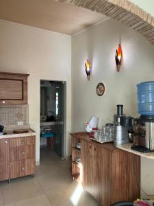 een keuken met houten kasten en een aanrechtblad bij Casa Maury in Lauro de Freitas