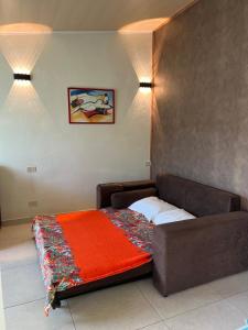 een slaapkamer met een bed met een rode deken erop bij Casa Maury in Lauro de Freitas