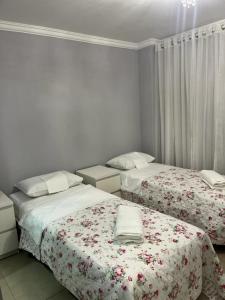 - 2 lits dans une chambre aux murs blancs dans l'établissement Família Joaquim, à Lisbonne