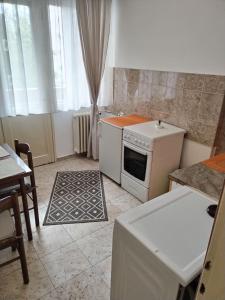 A cozinha ou cozinha compacta de Bozic apartman