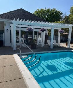 a swimming pool with a gazebo and a swimming poolvisorangering at Private Villa in Norwich Inn & Spa- Full kitchen, Jacuzzi, Sauna, near Mohegan Sun in Norwich