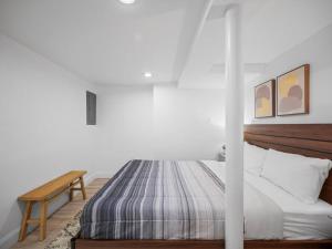 een witte slaapkamer met een bed en een houten tafel bij Shadyside, Pittsburgh, Modern and Quiet 1 Bedroom Unit1 with Free Parking in Pittsburgh +14 foto's
