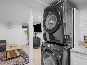 a washing machine sitting on top of a washer at Shadyside, Pittsburgh, Modern and Quiet 1 Bedroom Unit1 with Free Parking in Pittsburgh
