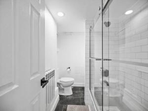 Ένα μπάνιο στο Shadyside, Pittsburgh, Modern and Quiet 1 Bedroom Unit1 with Free Parking +14 φωτογραφίες