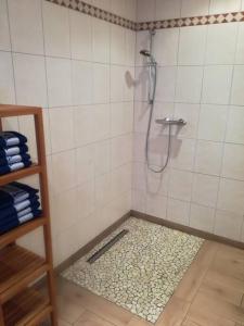 bagno con doccia e pavimento piastrellato di 80 m2, für bis 6 Personen mit tollem Skigebiet, zentral und doch ruhig a Waidring