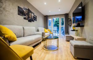 un soggiorno con divano e tavolo di Luxury Fulham 3 bedroom Garden House a Londra