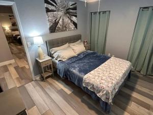 Säng eller sängar i ett rum på Cozy home with 3 bedrooms house