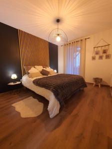 une chambre avec un grand lit et une grande fenêtre dans l'établissement Magnifique appt NEUF 6 pers - vue montagne St Lary - curistes ok, à Vielle-Aure