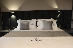Voodi või voodid majutusasutuse Giluxe Hotel toas