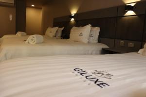 Voodi või voodid majutusasutuse Giluxe Hotel toas