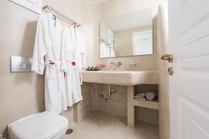 Kupatilo u objektu Cycladic Islands Hotel & Spa