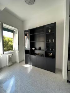 uma sala de estar com uma grande prateleira de livros pretos em Appartamento Vacanze Romane em Roma