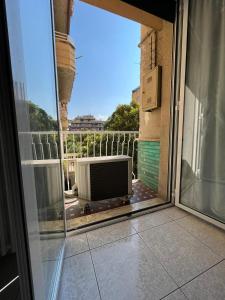 uma porta de vidro deslizante com uma televisão numa varanda em Appartamento Vacanze Romane em Roma