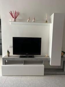 Uma televisão e/ou sistema de entretenimento em Appartamento Vacanze Romane