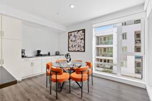 cocina y comedor con mesa y sillas en Luxurious 2-Bedroom 2-Bath Unit with Marina Views en Los Ángeles