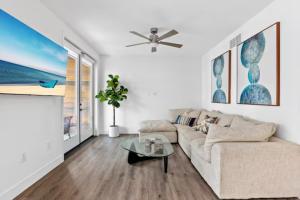 sala de estar con sofá y mesa en Luxurious 2-Bedroom 2-Bath Unit with Marina Views en Los Ángeles