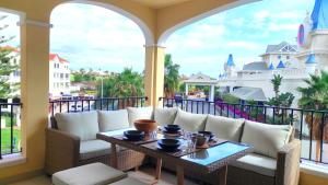 een balkon in het Disneyland resort met een tafel bij Residential Golf Park - Casa Prezi in San Miguel de Abona