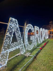 una señal que dice rugir en un parque por la noche en B&B Anna Lungomare, en Agropoli
