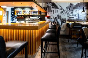 a bar with leather seats in a restaurant at Hotel Stainzerhof in Stainz