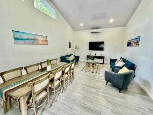 a living room with a bar and some chairs at Villa Cielo, Casa de playa in Jacó