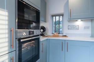 eine Küche mit einem schwarzen Backofen und einer Mikrowelle in der Unterkunft Stunning - 2 Bedroom - 2 Bathroom home - Nr Kirkby Lonsdale in Carnforth