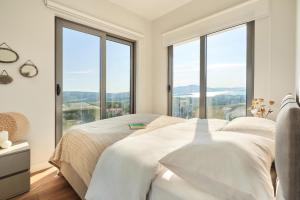 una camera da letto con un letto e ampie finestre di Casa Collection a Tivat