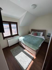 um quarto com uma cama no meio de um quarto em The Only Logde em Zlatibor