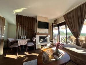 uma sala de estar com um sofá e uma lareira em The Only Logde em Zlatibor