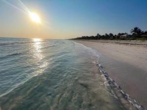 エル・コージョにあるCasa Tropicanaの海上日の昇る海岸