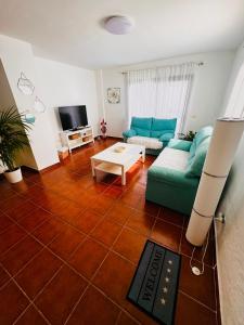 a living room with a couch and a table at La casa de Tenesedra in Mocanal