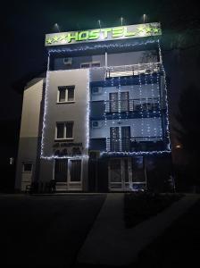 oświetlony budynek z tabliczką w nocy w obiekcie Vela-edo w mieście Zavidovići