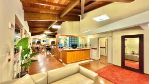 a living room with a couch and a kitchen at HC Hotel Touring Seniga in Seniga