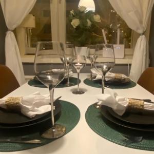 una mesa con copas de vino y platos en M:Hamn Centrum, en Mariehamn