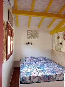 聖羅斯的住宿－La Mare à Cuja，卧室配有一张床