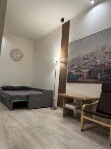 リヴィウにあるApartments Kulisha 14 Centre lvivのベッドルーム1室(ベッド1台付)が備わります。壁には絵画が飾られています。