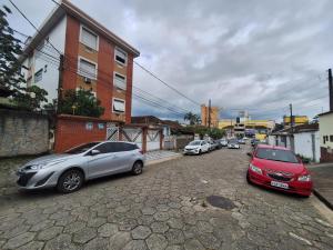 een groep auto's geparkeerd op straat bij Apartamento em São Vicente in São Vicente