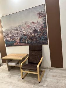 リヴィウにあるApartments Kulisha 14 Centre lvivのテーブルと椅子