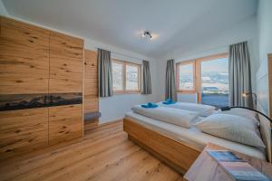 ein Schlafzimmer mit einem großen Bett und einem großen Fenster in der Unterkunft Appartement Andrea Cäciel in Brixen im Thale