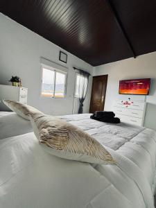 ein Schlafzimmer mit einem großen Bett mit einem Fischkissen drauf in der Unterkunft Avenida 52 B in Los Llanos de Aridane