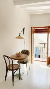 a dining room with a table and chairs and a lamp at Casa Petita, Villajoyosa in Villajoyosa