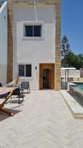 uma casa com um pátio e uma piscina em Raya em Midoun