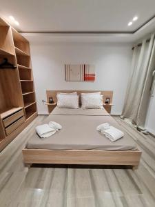 um quarto com uma cama grande com duas toalhas em Raya em Midoun