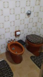a bathroom with a toilet and a bidet at Apartamento Saquarema Centro in Saquarema