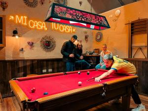 Ein Mann spielt Billard in einem Billardtisch in der Unterkunft Viajero Kokopelli Cusco Hostel in Cusco