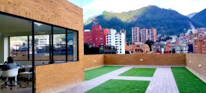 un edificio de oficinas con vistas a la ciudad en Loft Club House Chapinero, en Bogotá
