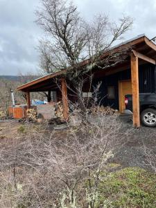 una casa con un coche aparcado delante de ella en Tiny Harry Malalcahuello, en Curacautín