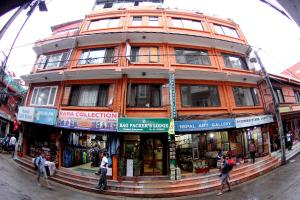 Un palazzo alto con gente che cammina davanti di Bag Packer's Lodge a Kathmandu