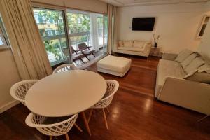 Uma área de estar em Apartamento 3 quartos no Quadrilátero de Charme em Ipanema