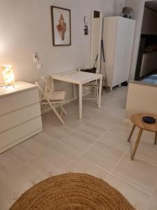 Una sala de estar con una mesa y un refrigerador. en Apartment Casa M in Morro Jable, en Morro del Jable